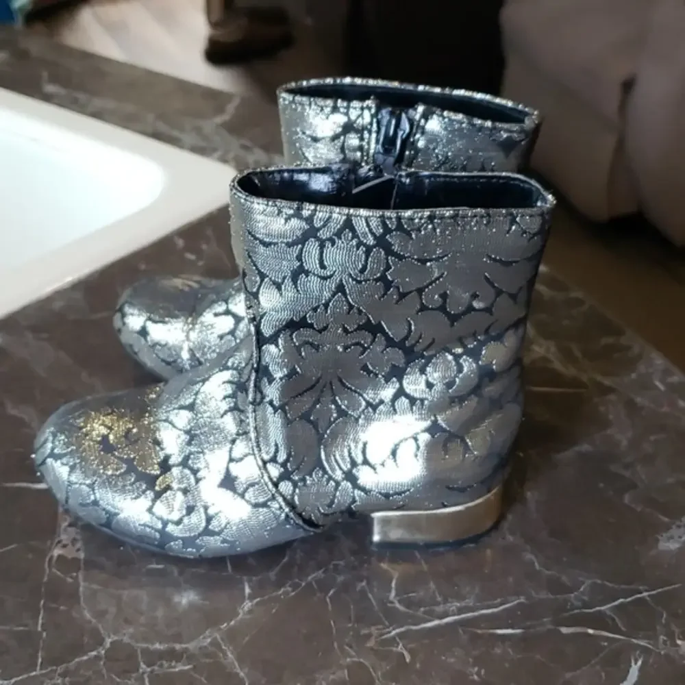 Toddler boots size 9 Genuine kids brand‎